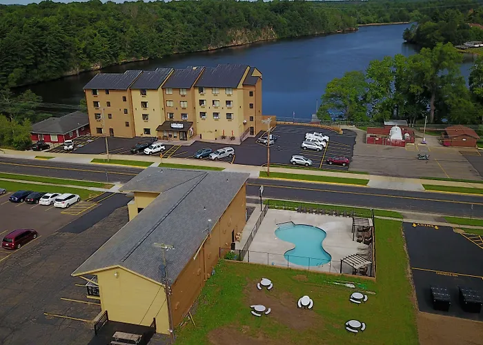 Natura Vue Resort & Boathouse